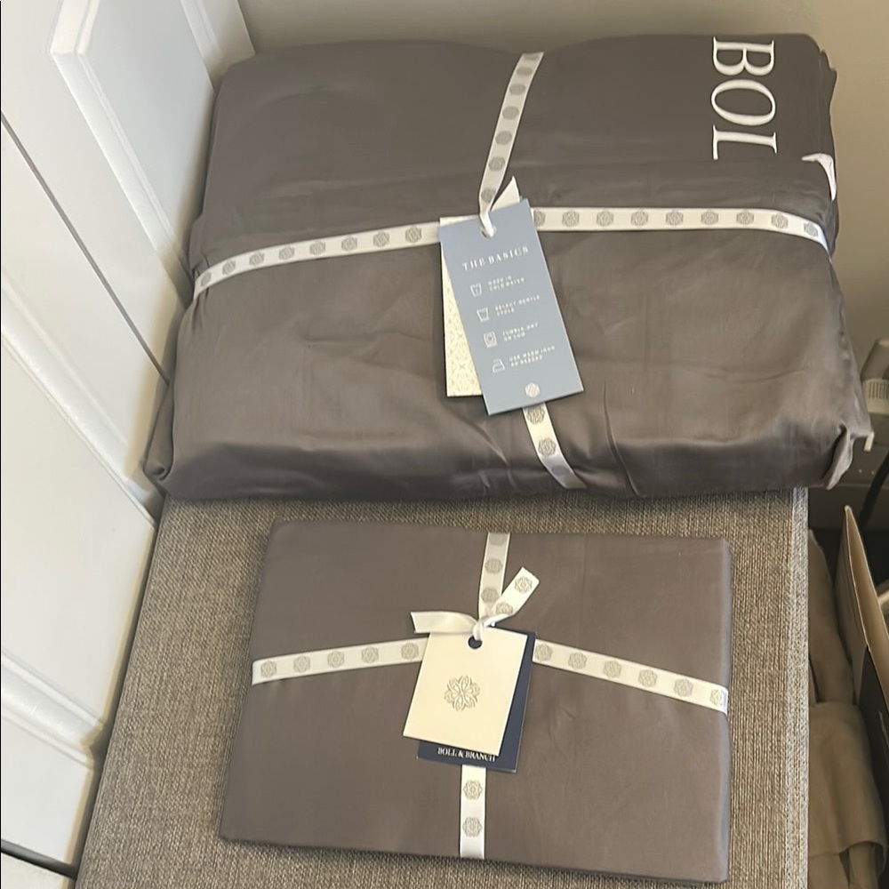 Boll and Branch NEW queen sheet set (4 piece) PLUS additional 2 pillowcases!